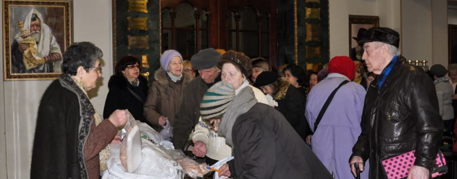 В киевской синагоге Бродского пожилым людям раздали ханукальные гостинцы