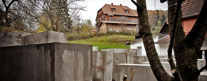 В Германии установили копию мемориала Холокоста перед домом правого политика