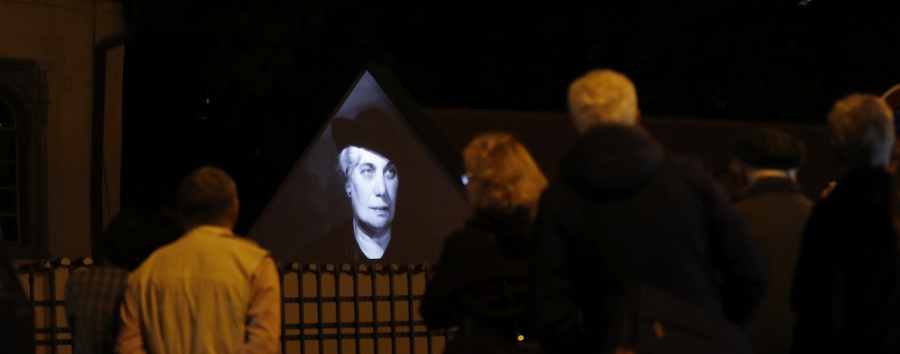 На стенах синагоги в Праге появились фотопроекции лиц жертв Холокоста