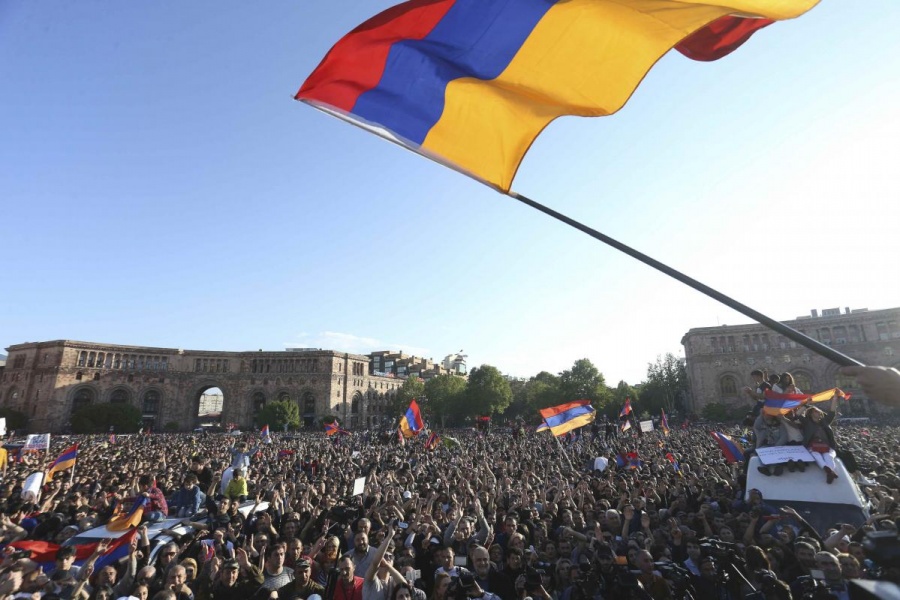В Ереване оппозиция перекрыла дороги