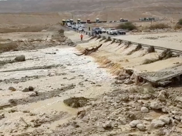 Подростков в Израиле спасают от наводнения