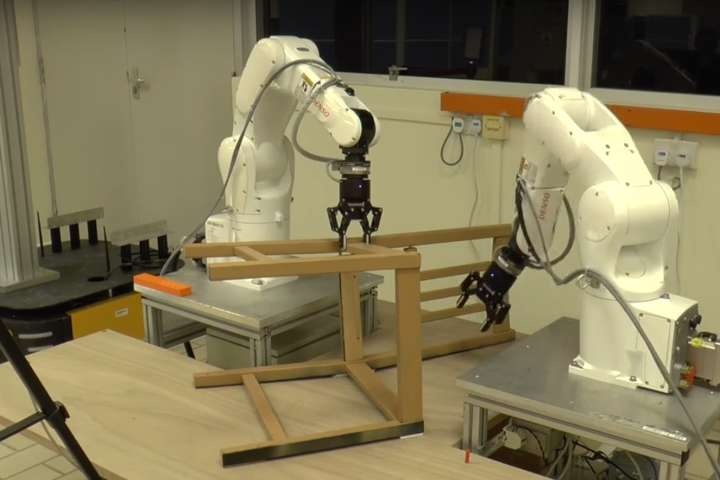Роботы собирают мебель