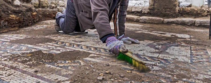 В Кесарии нашли древнегреческую цветную мозаику