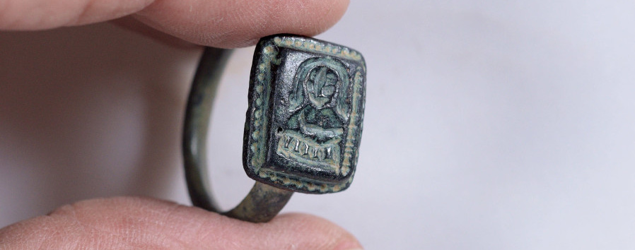 Садовник нашел средневековый перстень с изображением святого Николая