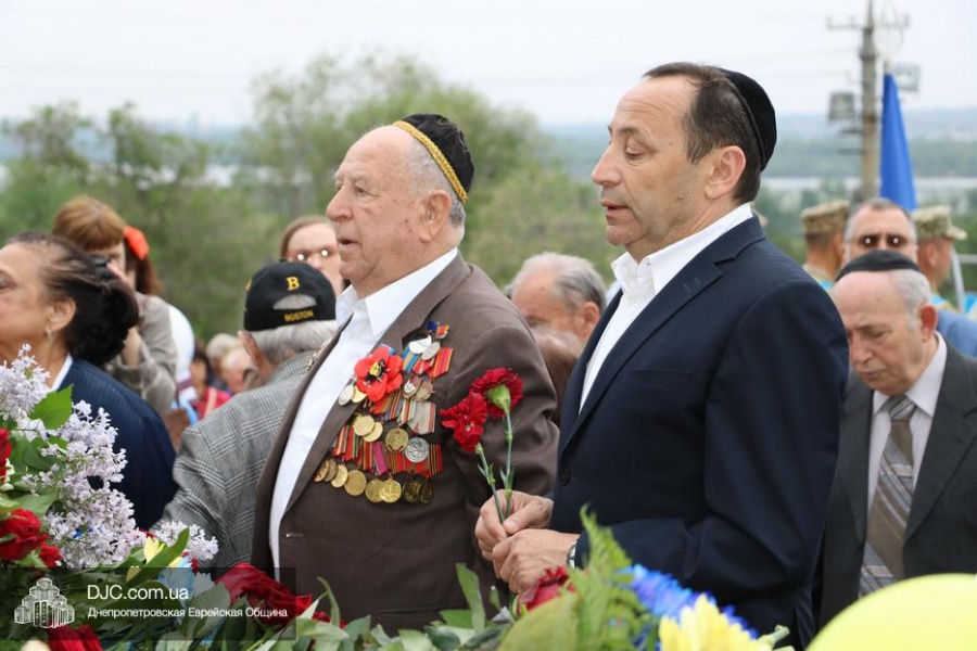 Возложение цветов к монументу Славы в городе Днепр