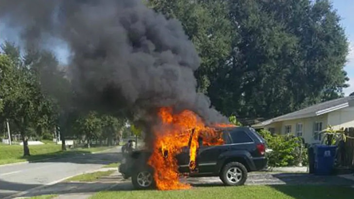 Смартфон стал причиной возгорания автомобиля