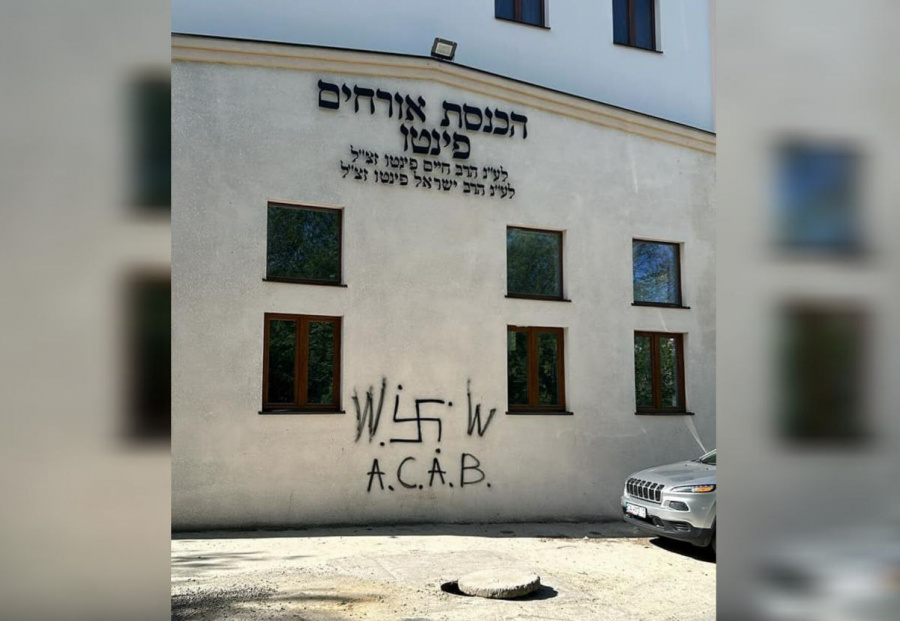 В Умані намалювали свастику на будівлі єврейської столової