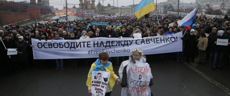 В марше памяти Немцова участвует колонна в поддержку Савченко