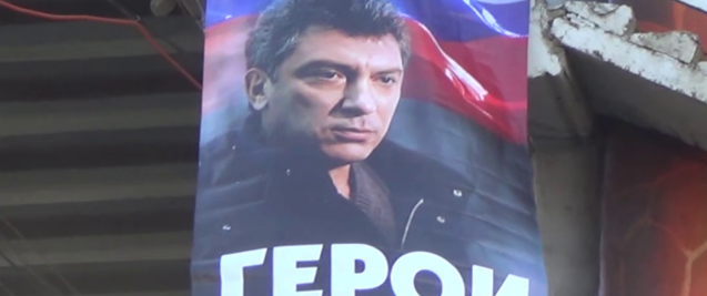Неизвестные ночью убрали цветы и свечи с места убийства Немцова