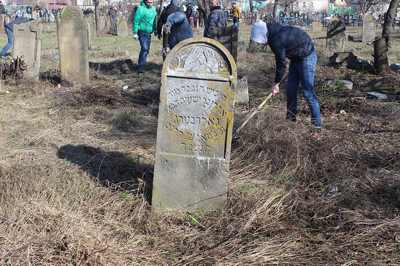 Евреи Павлограда поблагодарили христианские организации города за уборку кладбища