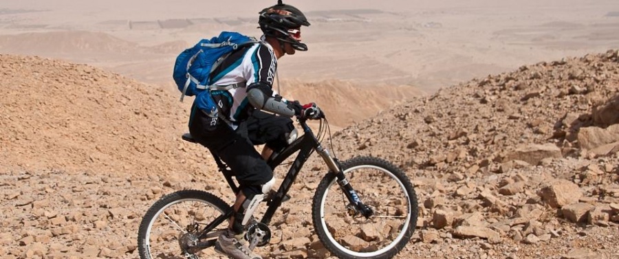 Британский велосипедист собирает деньги для израильского госпиталя