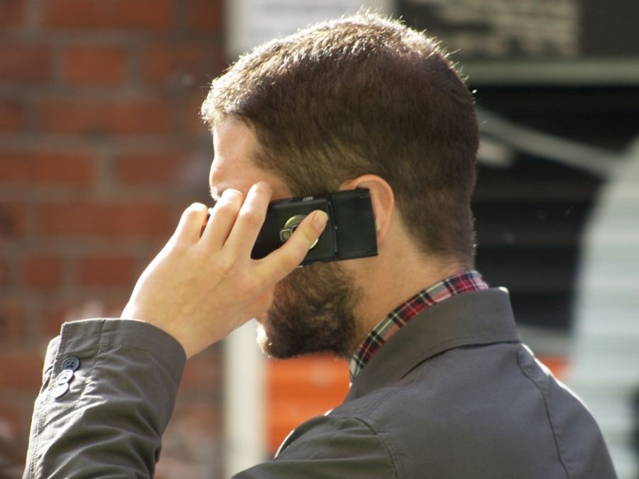 Израильские ученые доказали, что разговоры по мобильному опасны для мужского здоровья