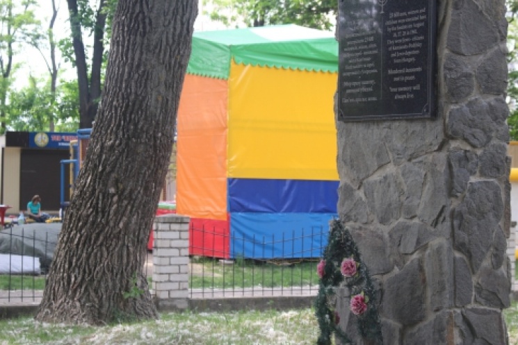 В Каменец-Подольском открыли парк аттракционов на братской могиле