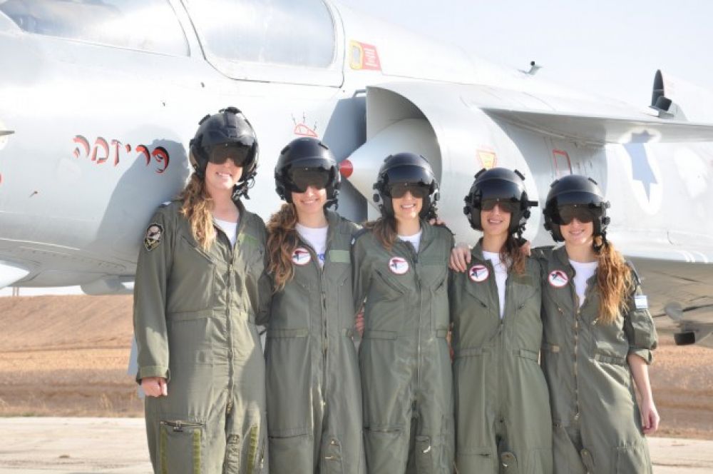 В прошлом году эти пять девушек прошли программу обучения и стали пилотами 