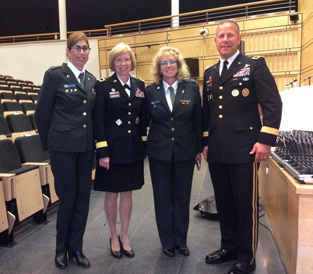 Советник израильской армии по делам женщин Рахель Тевет-Визель (вторая справа) на ежегодной конференции НАТО