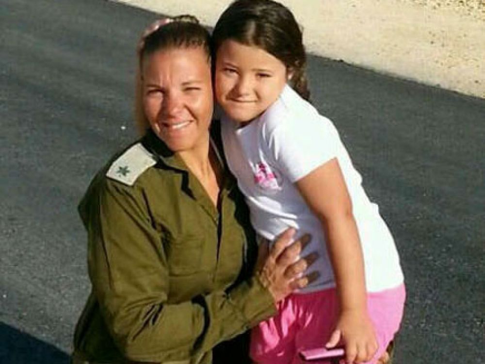 Подполковник Ошрат Бахар с дочерью