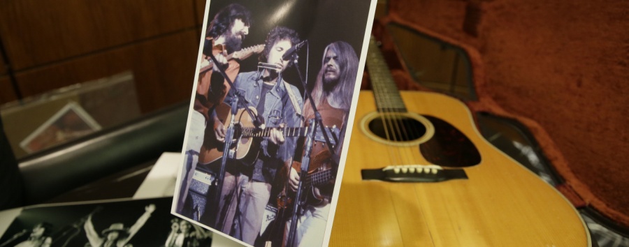 Гитару Боба Дилана продали с аукциона за 400 тысяч долларов
