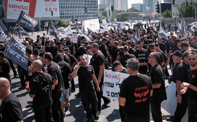 В Тель-Авиве митингуют пожарники