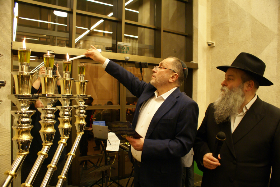 Руководитель Еврейской общины Украины Михаэль Ткач зажег седьмую свечу ханукии