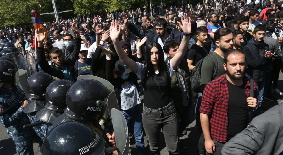 Сотни задержанных на митингах в Ереване