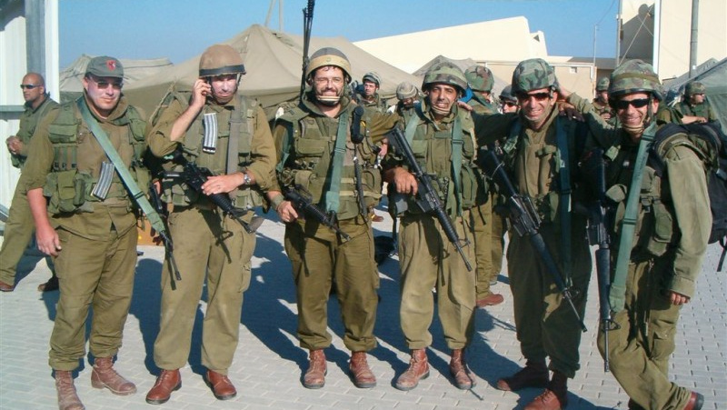 Военные в Израиле обещают прийти на службу с детьми