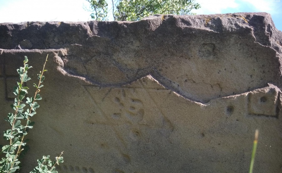 Вандалы осквернили еврейские надгробия в Мариуполе