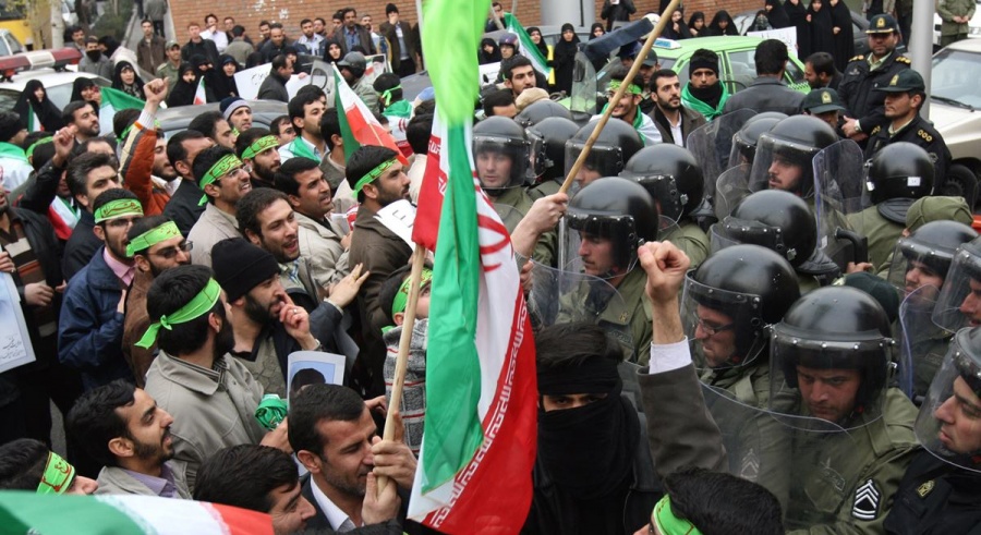 Али Хаменеи требует прекратить протесты