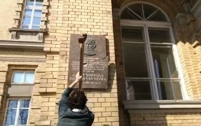 Литовский профессор разбил спорную мемориальную доску