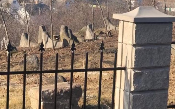 На еврейском кладбище под Житомиром установили ограждение