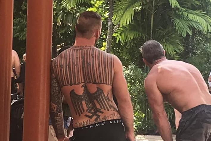 В Сингапуре турист демонстрировал неонацистские татуировки
