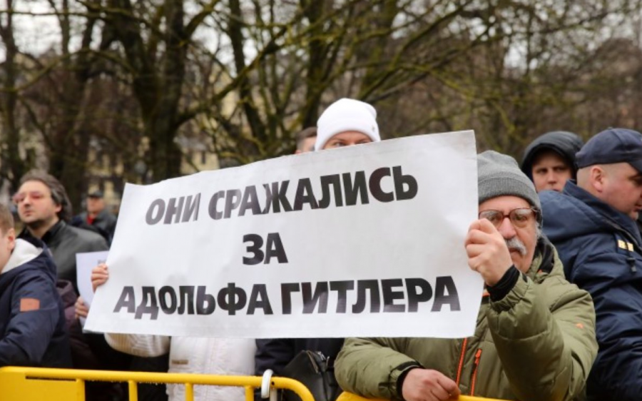 Депутаты Латвии вышли на митинг против фашистов