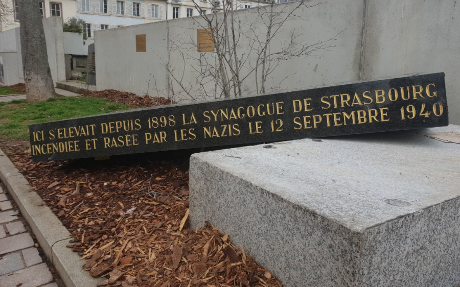 Вандалы развалили еврейский мемориал во Франции