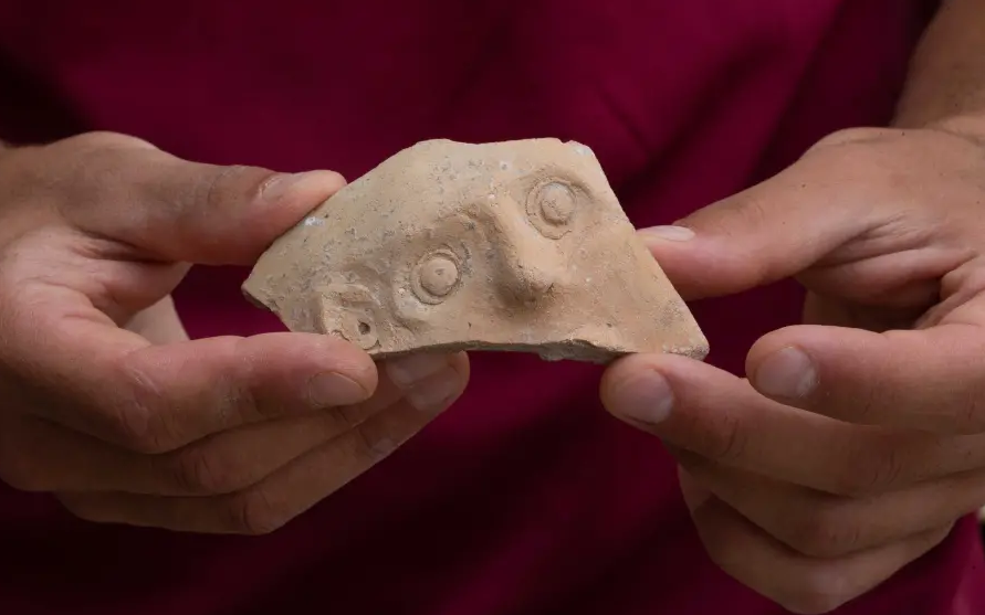 Археологи обнаружили в Израиле древний кувшин