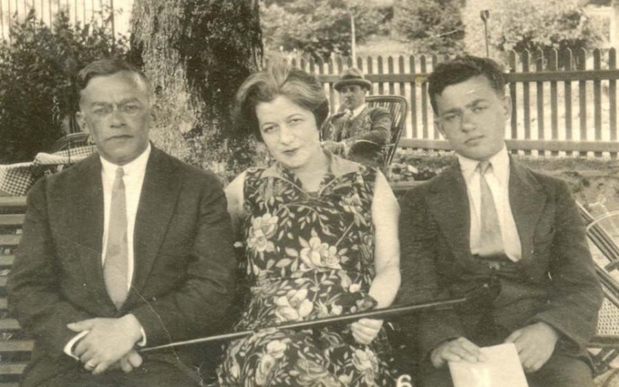 Зеэв Жаботинский с женой и сыном