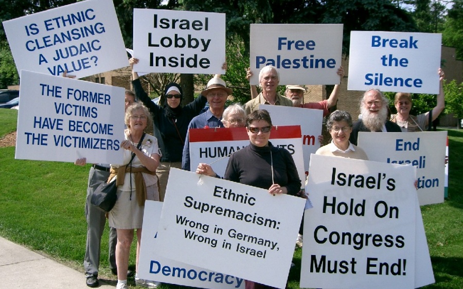 Протестующие под синагогой Beth Israel