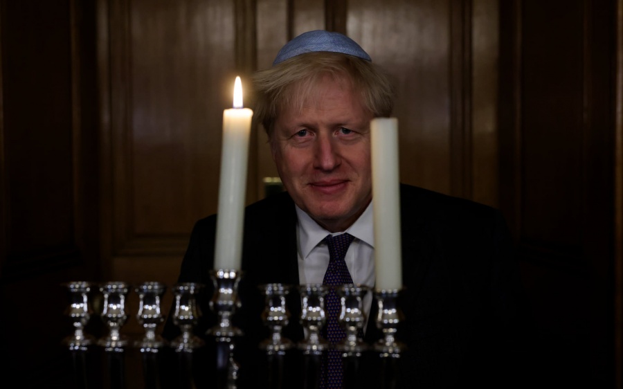 Премьер-министр Великобритании Борис Джонсон зажёг свечу в честь Хануки