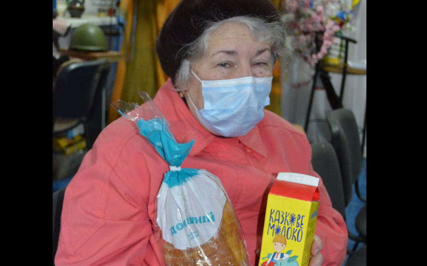 В Ровно пожилых подопечных «Хесед Бешт» навестили волонтёры с подарками