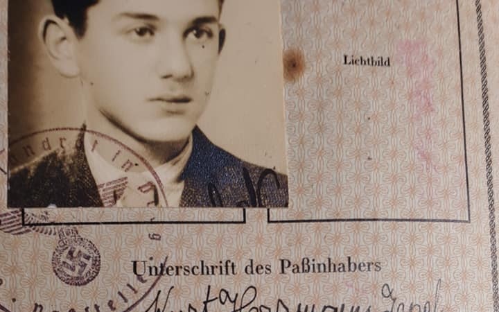 Спустя 80 лет выданный нацистами паспорт вернули еврейской семье