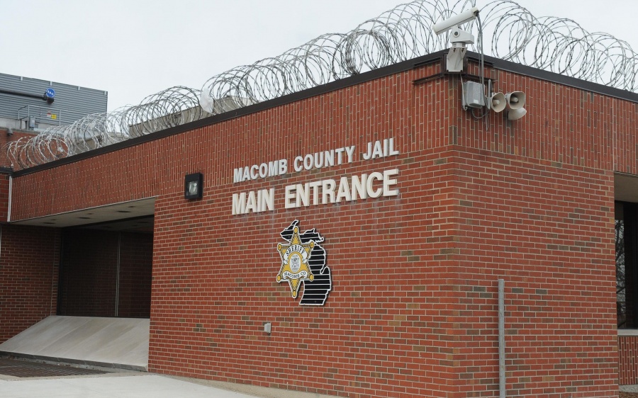 Главный вход в тюрьму Macomb County Jail