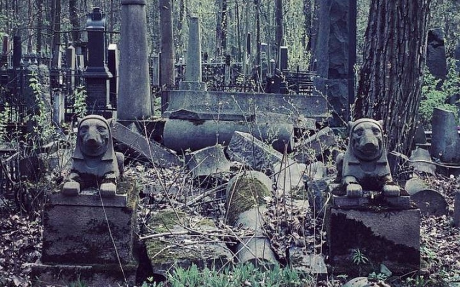 Разрушенные надгробия на еврейском кладбище в Санкт-Петербурге