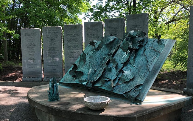 На мемориале жертвам Холокоста в США нашли антисемитскую записку