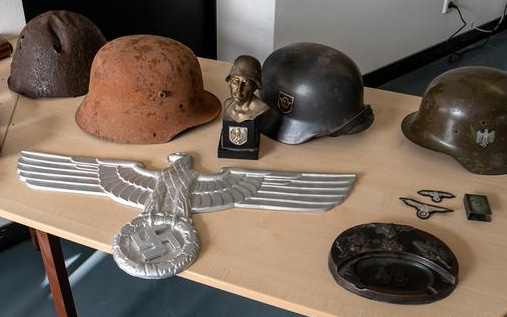 В Германии изъяли нацистские символы и оружие у дилеров