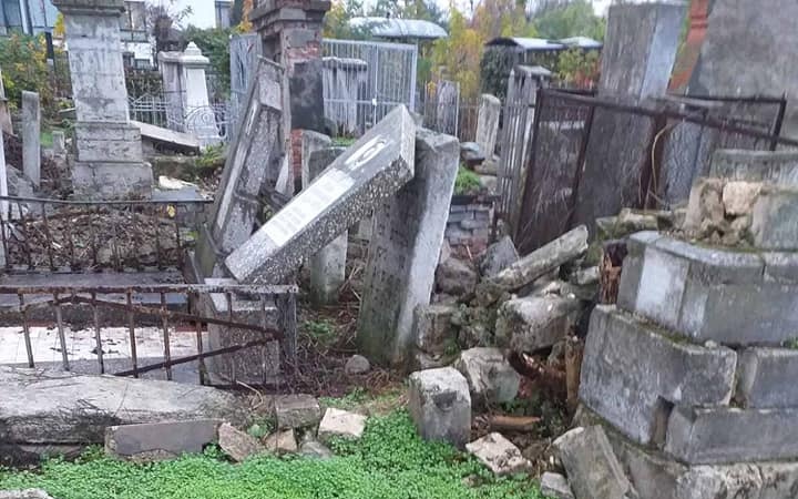 Повреждённые надгробия на еврейском кладбище в Кишинёве
