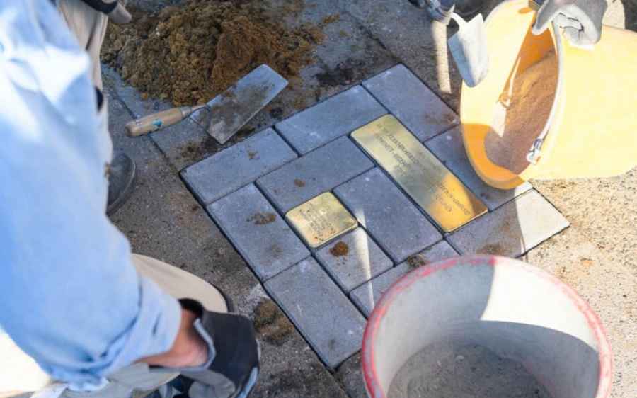 В Гамбурге неизвестные залили цементом мини-мемориалы жертвам Холокоста