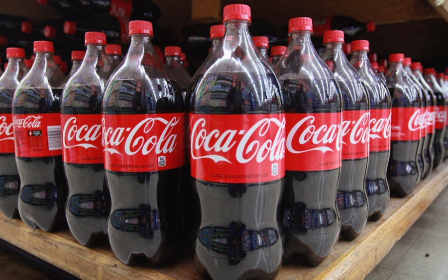 Coca-Cola в бутылках на прилавке