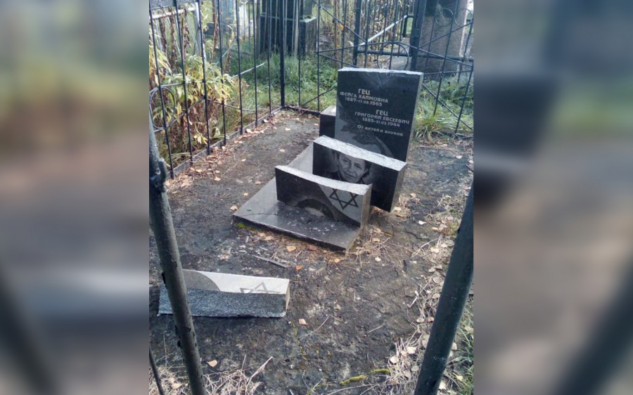 На Житомирщине перед местными выборами вандалы устроили набег на три кладбища