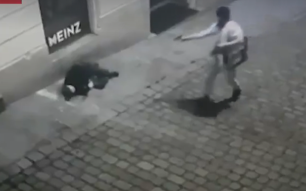 Террорист в Вене выстрелил в мирного жителя — ВИДЕО