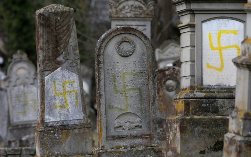 Свастики на еврейском кладбище во Франции