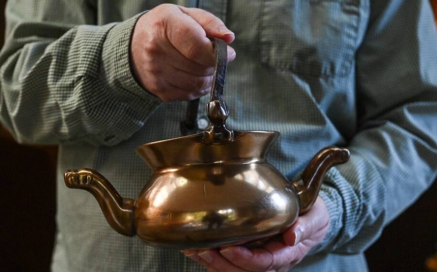 Древний чайник в руках у Мартина Голдсмита