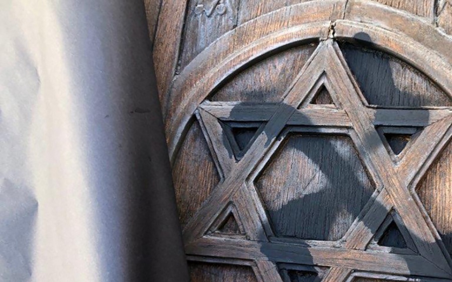 Свастика на двери синагоги